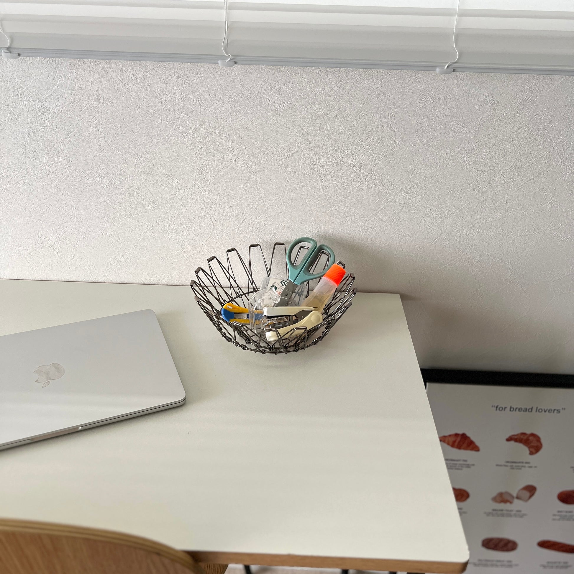 シルバーのワイヤーバスケットの中に文房具が入っている様子