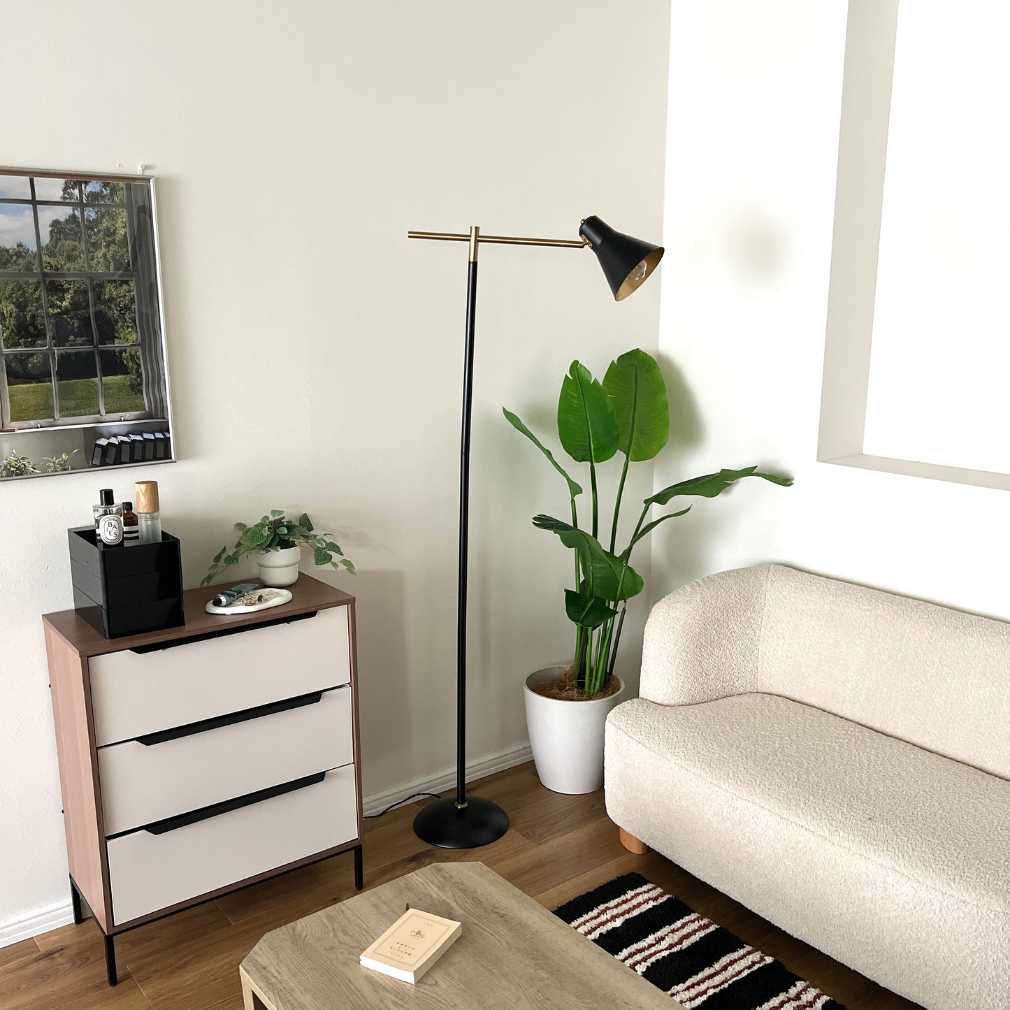 ブラックのスチール製のフロアライト