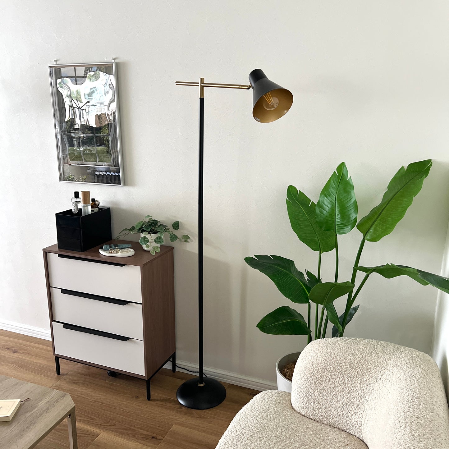 ブラックのスチール製のフロアライト