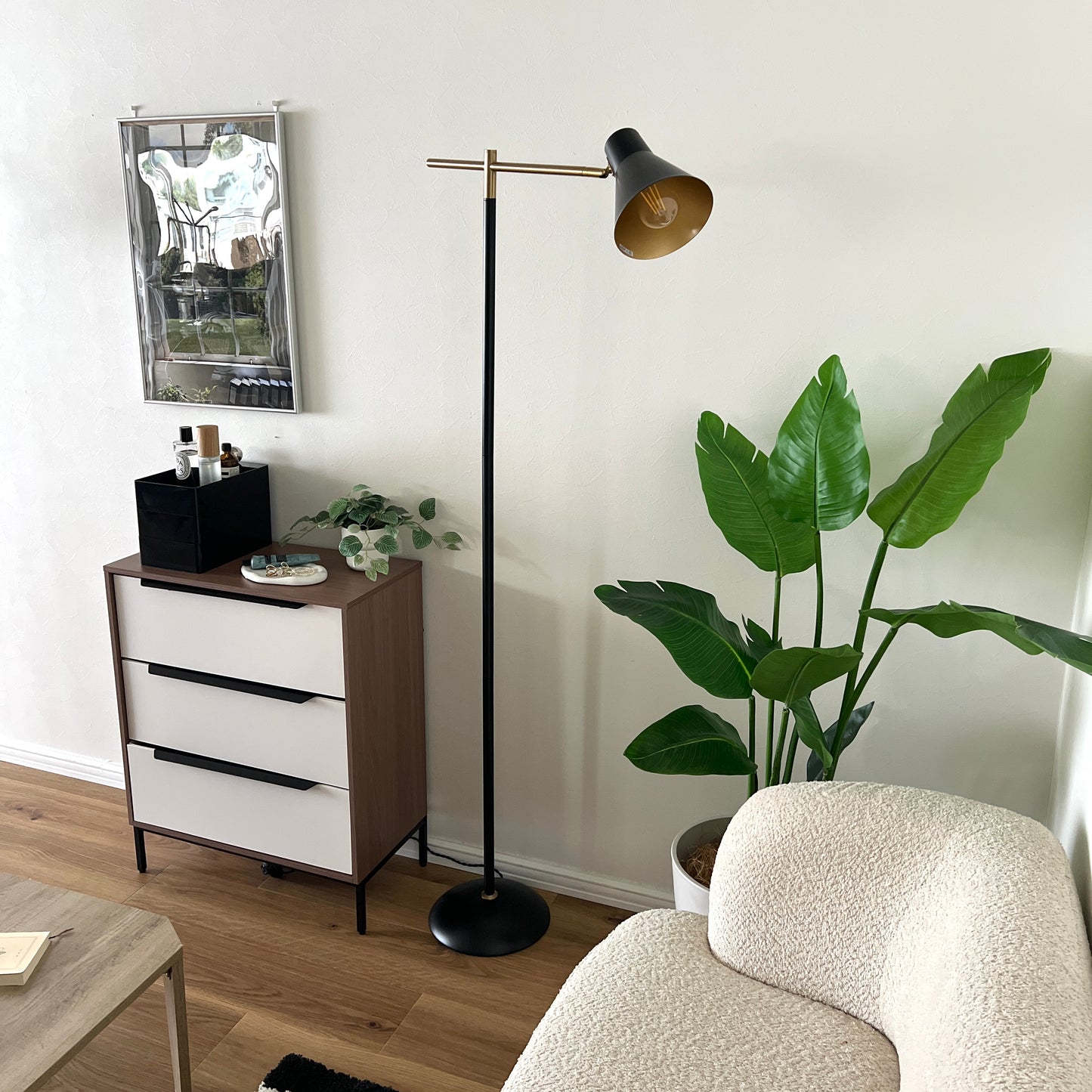 ブラックのスチール製のフロアライト