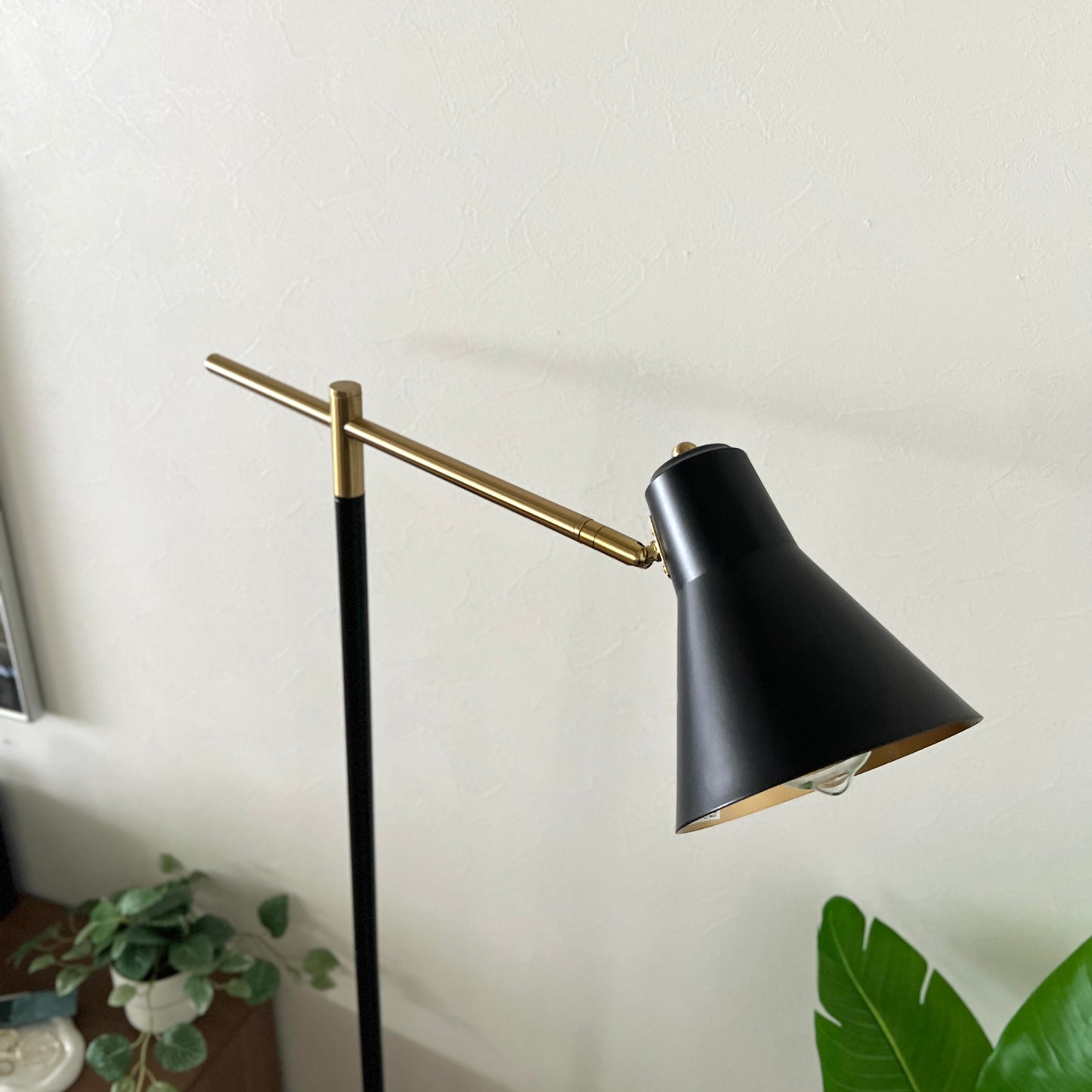 ブラックのスチール製のフロアライト