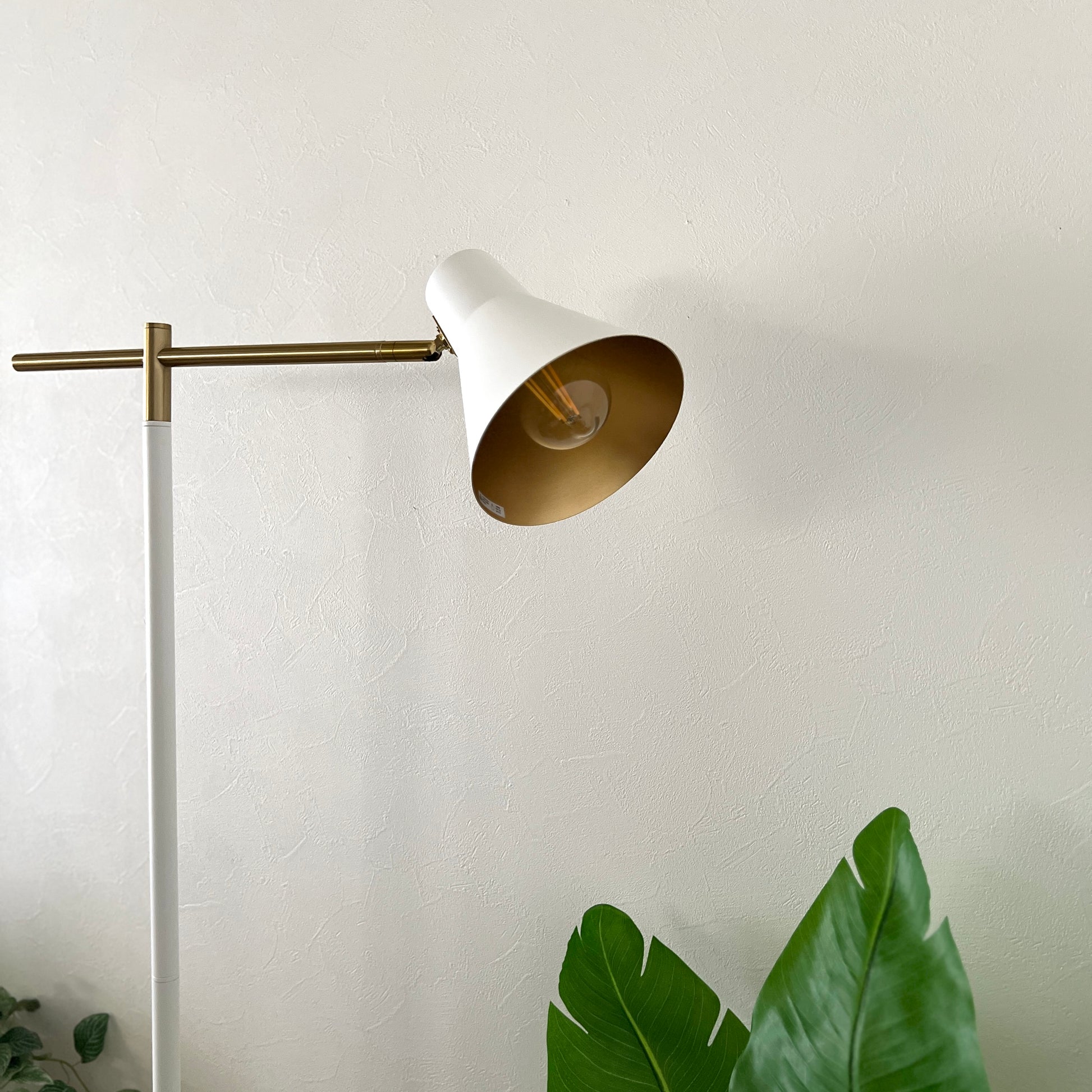 ホワイトのスチール製のフロアライト