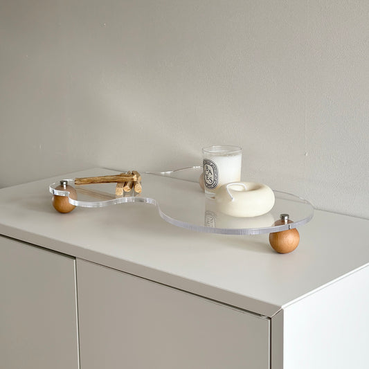 ウッドボールの脚がついたアクリルトレイの上にパロサントやキャンドルを置いている様子