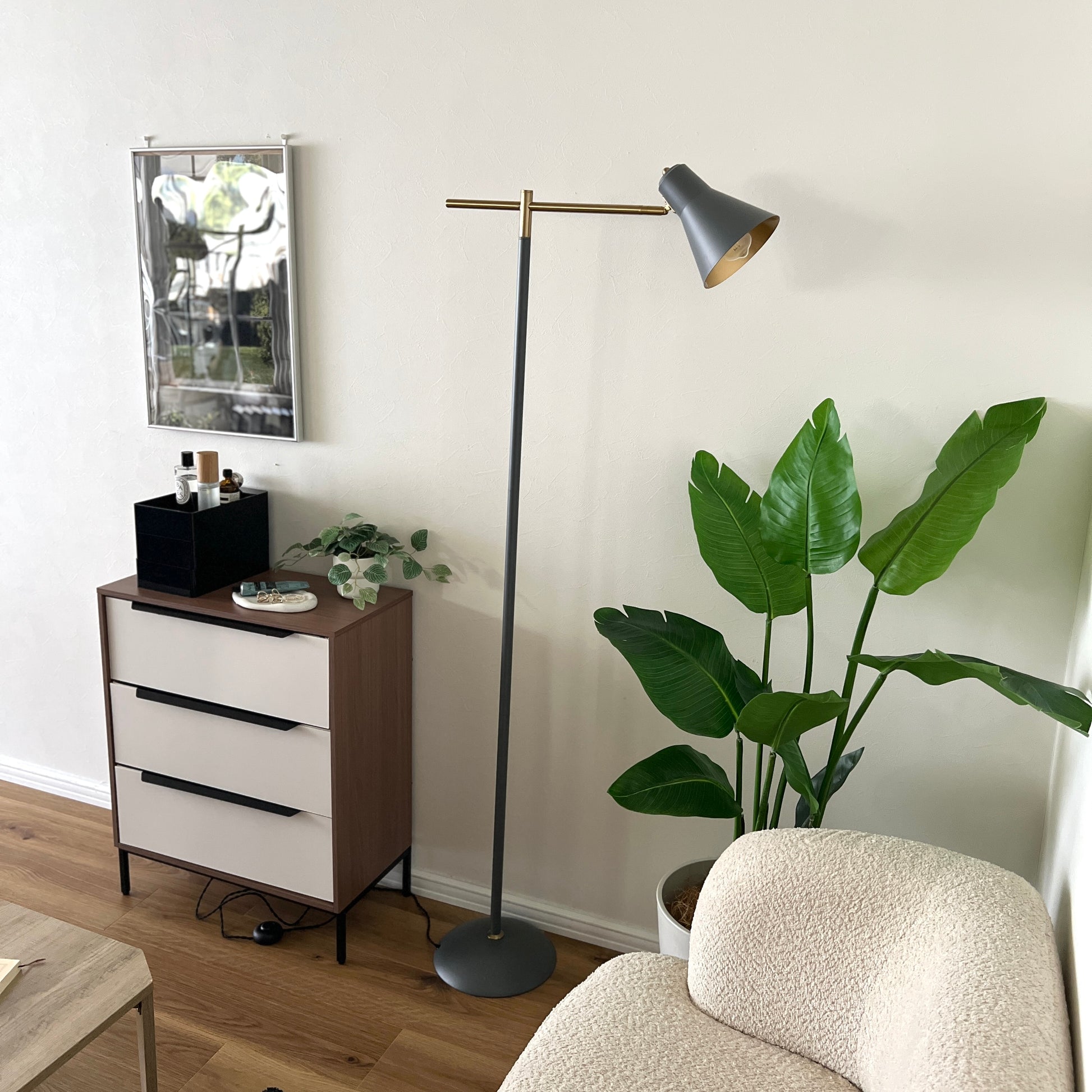 グレーのスチール製のフロアライトを部屋に置いている様子