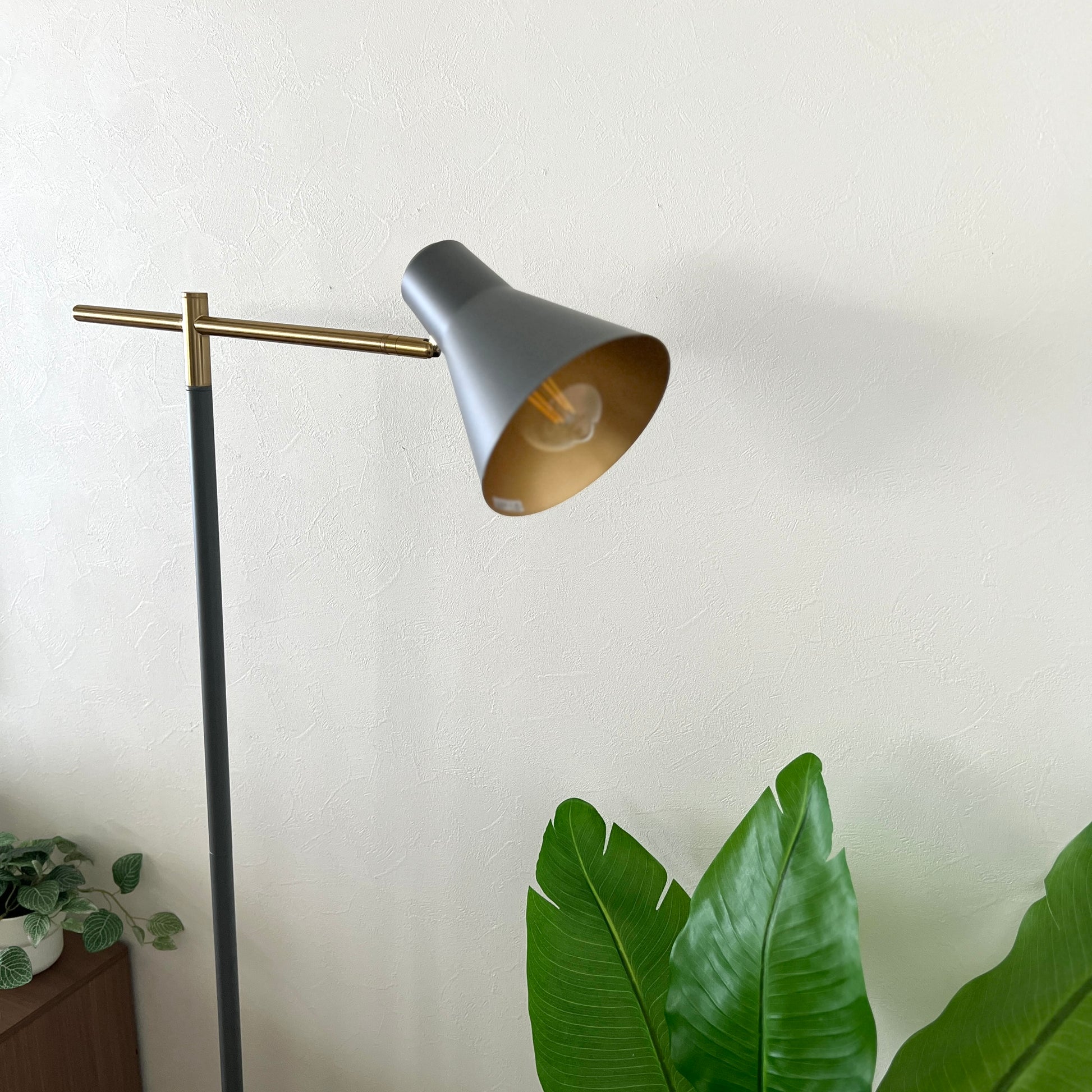 グレーのスチール製のフロアライト