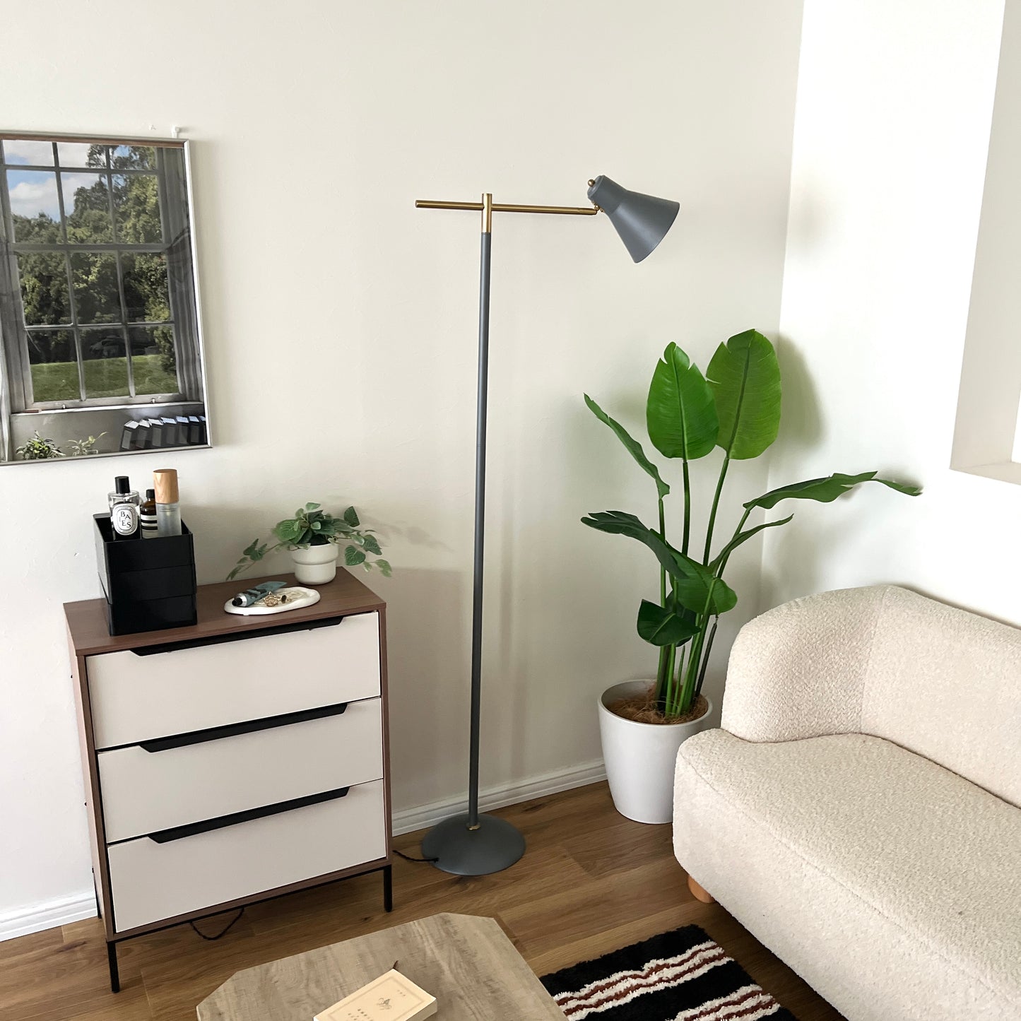 グレーのスチール製のフロアライト