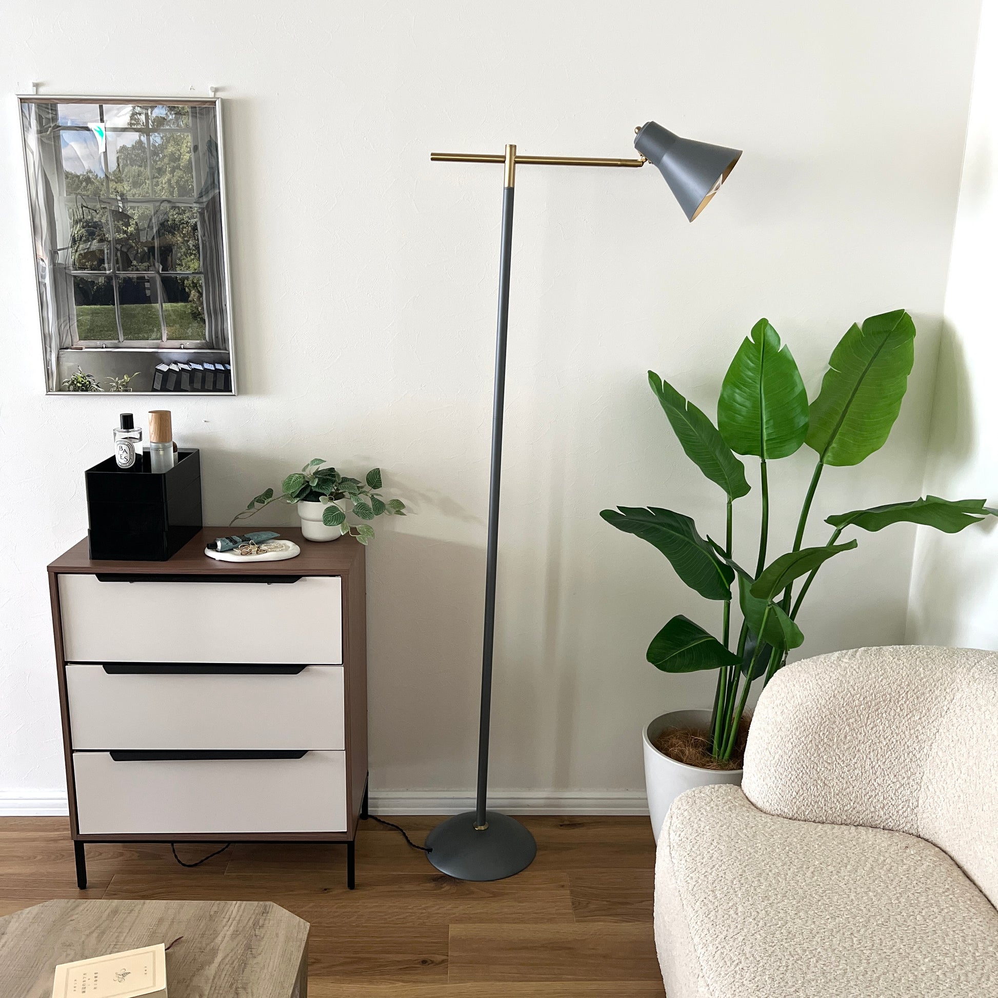 グレーのスチール製のフロアライトを部屋に置いている様子