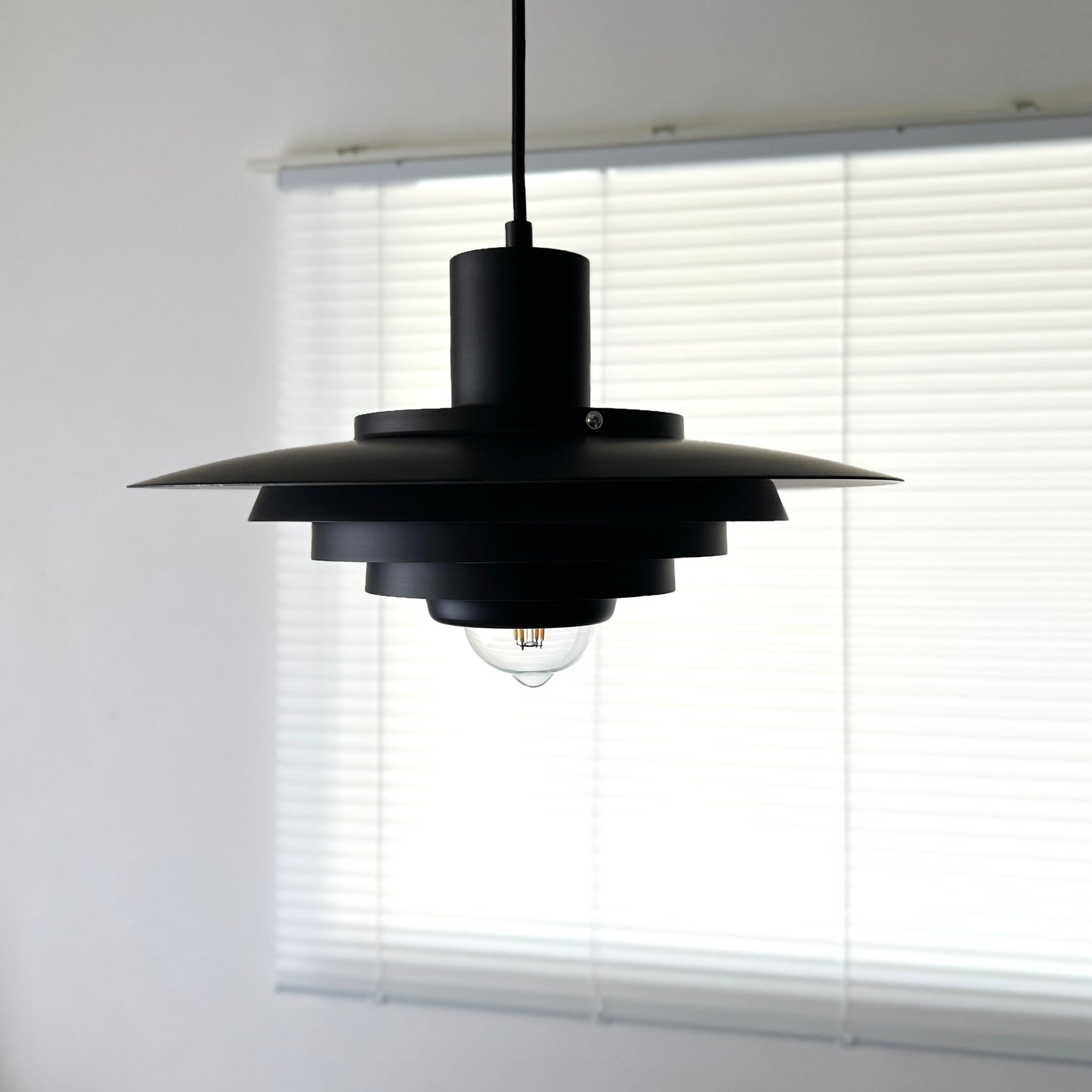 マットブラックのシェードペンダントライト