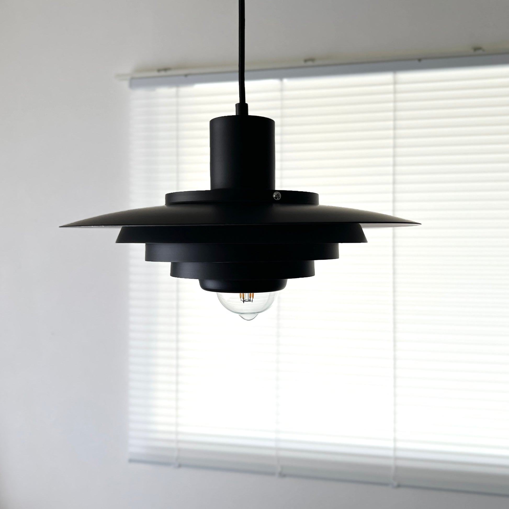マットブラックのシェードペンダントライト