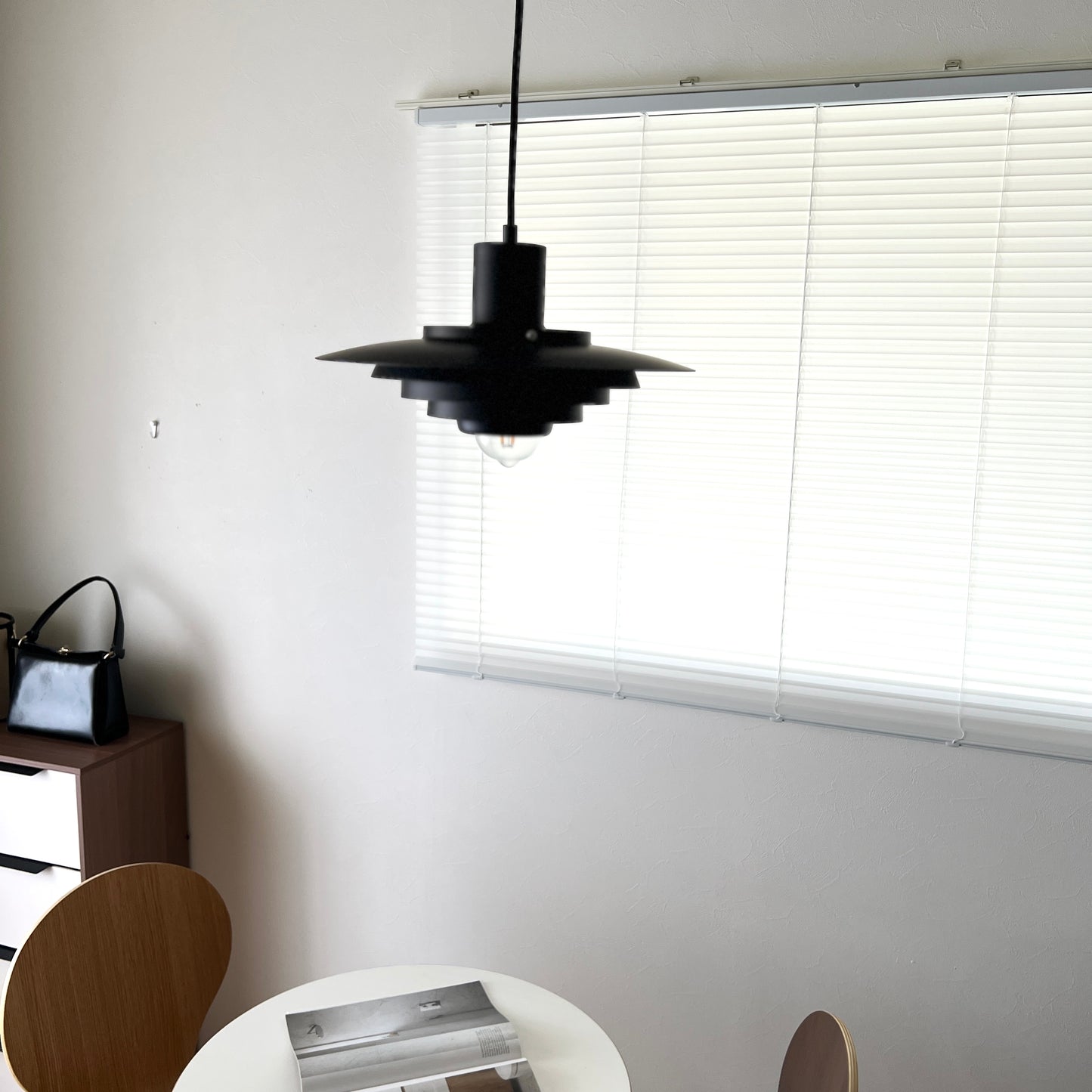 マットブラックのシェードペンダントライト