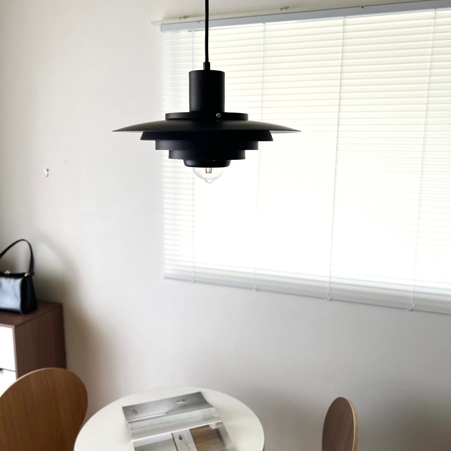 マットブラックのシェードペンダントライト