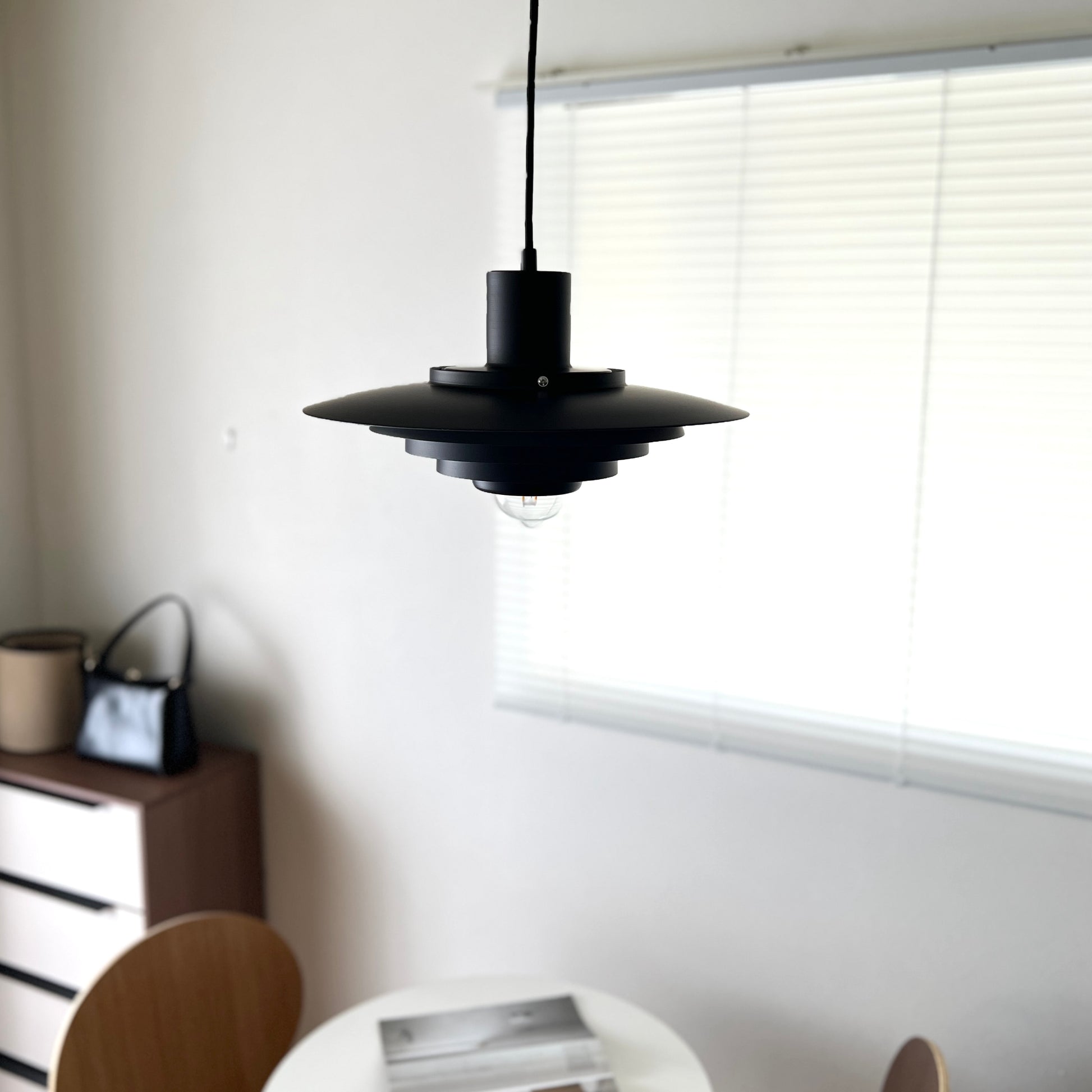マットブラックのシェードペンダントライト