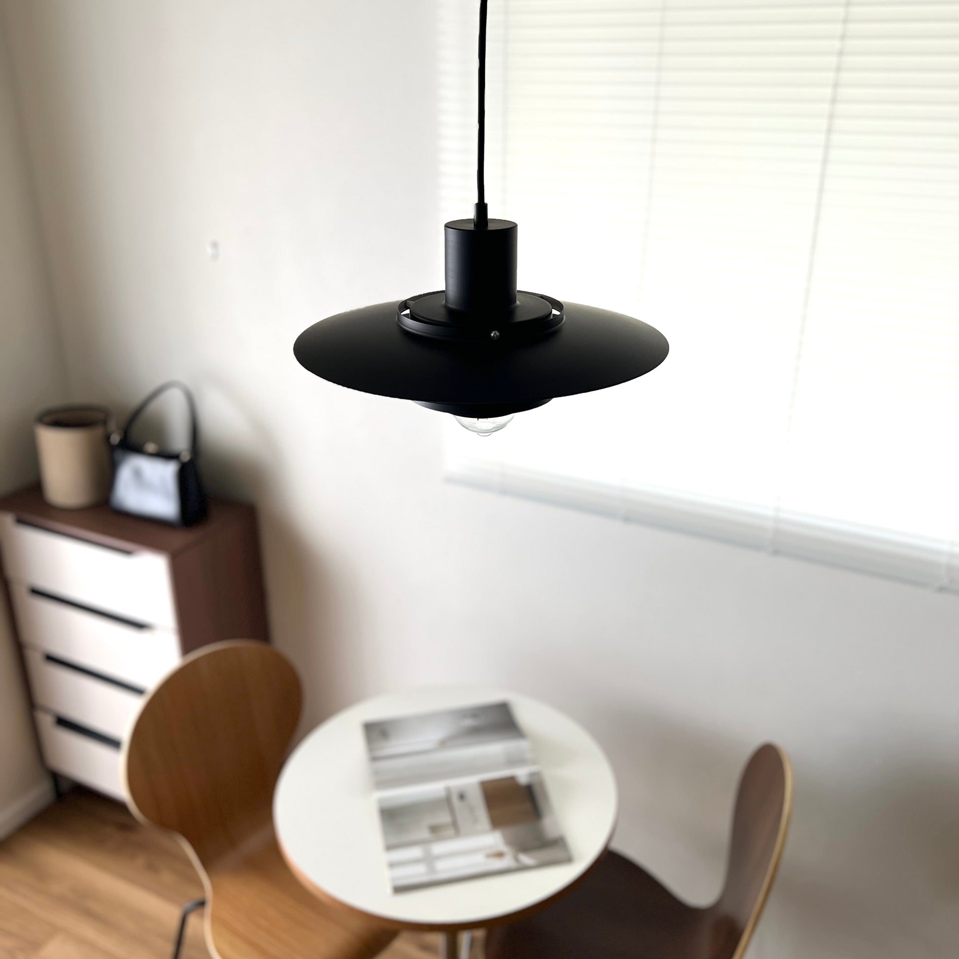 マットブラックのシェードペンダントライト