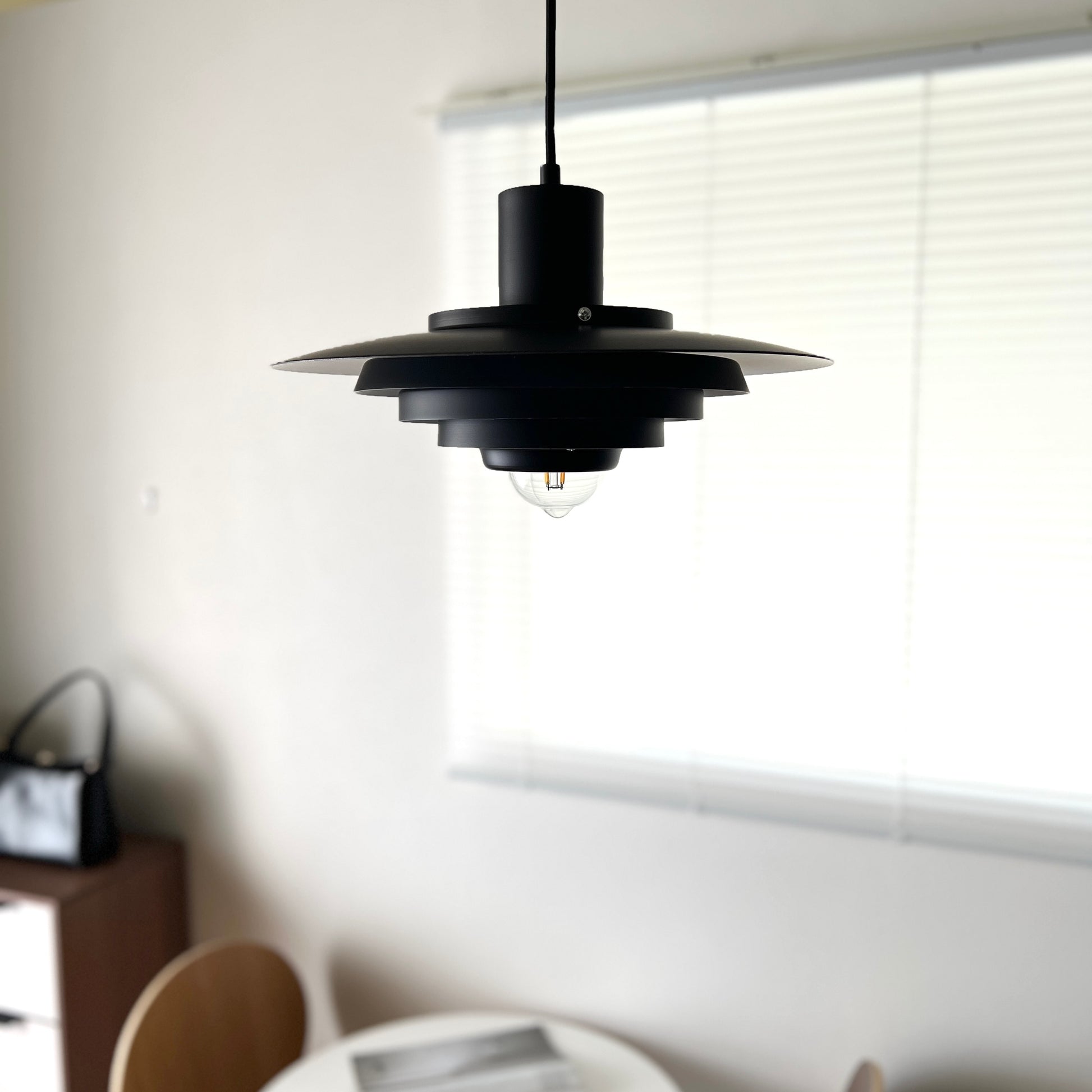 マットブラックのシェードペンダントライト