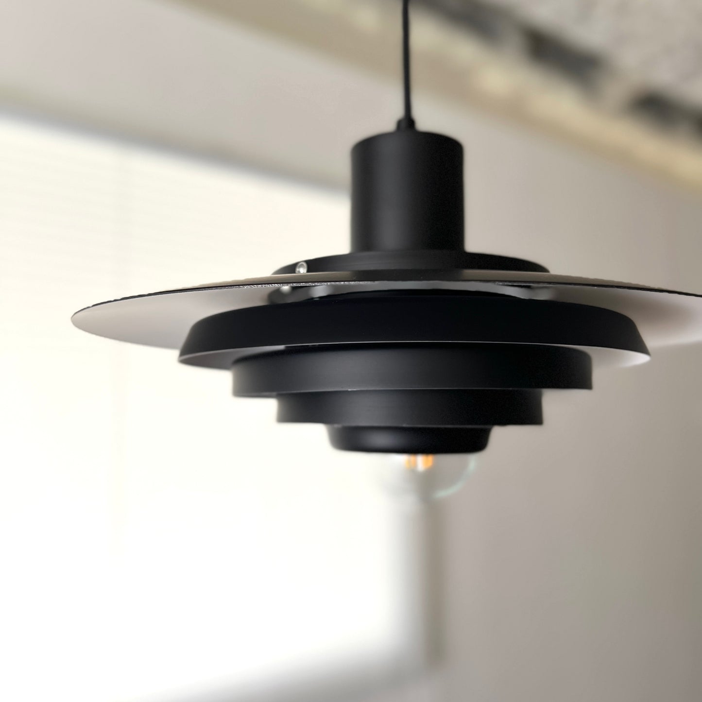 マットブラックのシェードペンダントライト