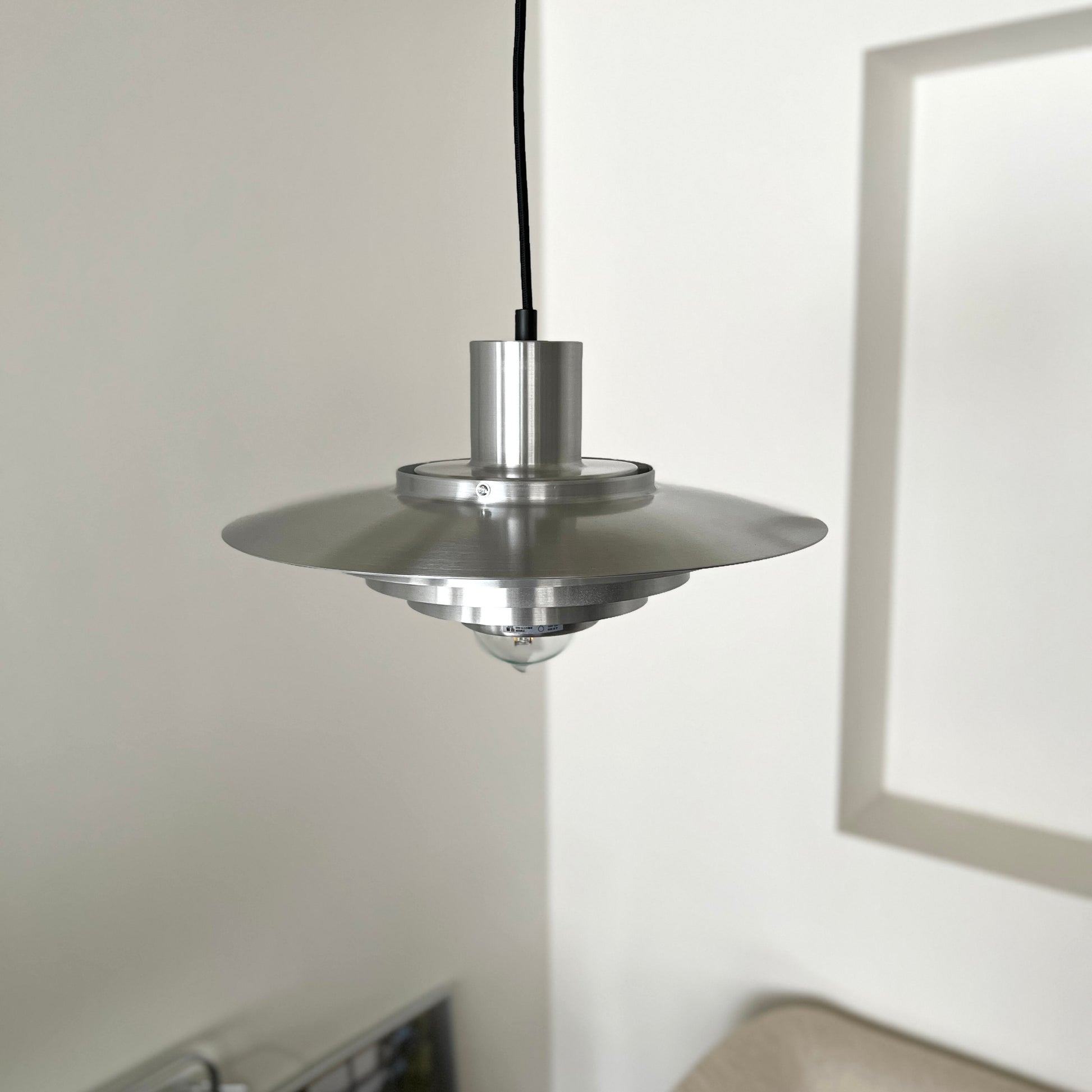 シルバーのシェードペンダントライト