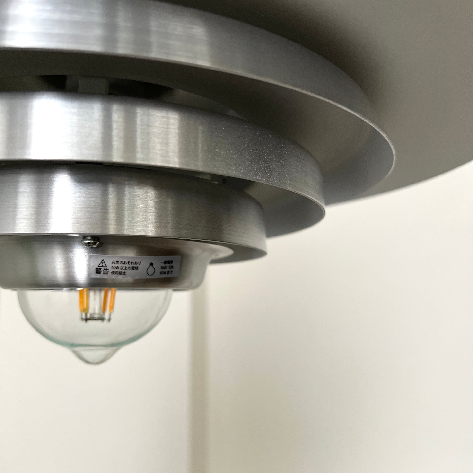 シルバーのシェードペンダントライトを拡大して撮った様子