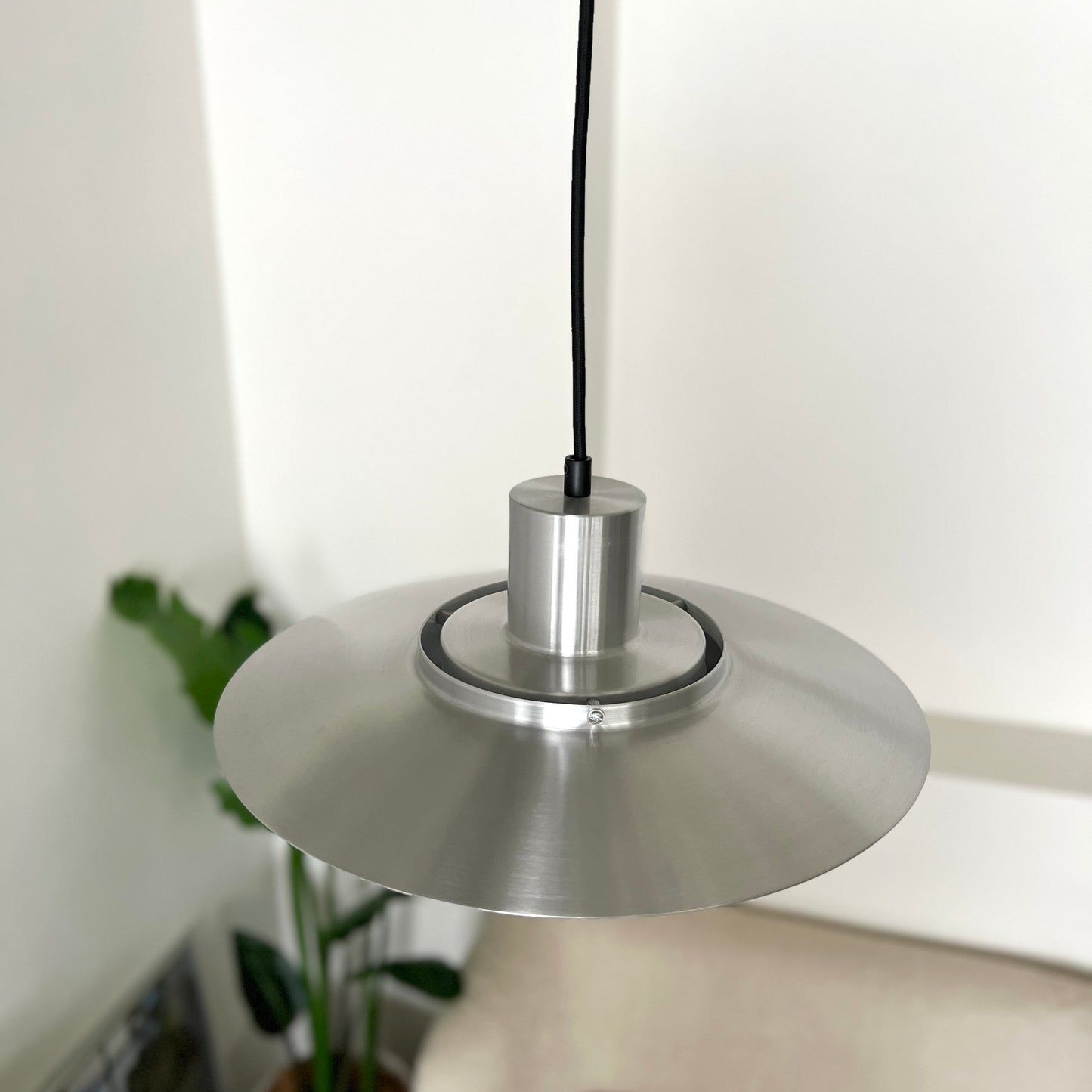 シルバーのシェードペンダントライトを上から撮った様子