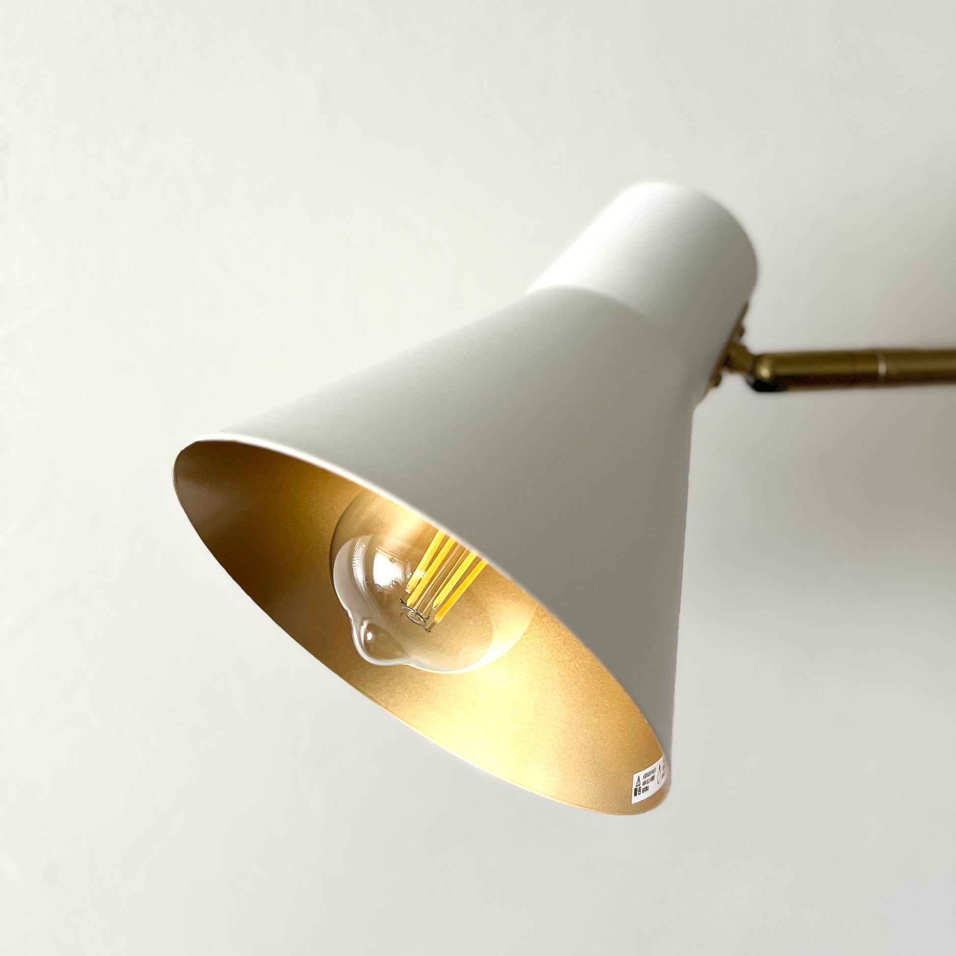 ホワイトのスチール製のフロアライト