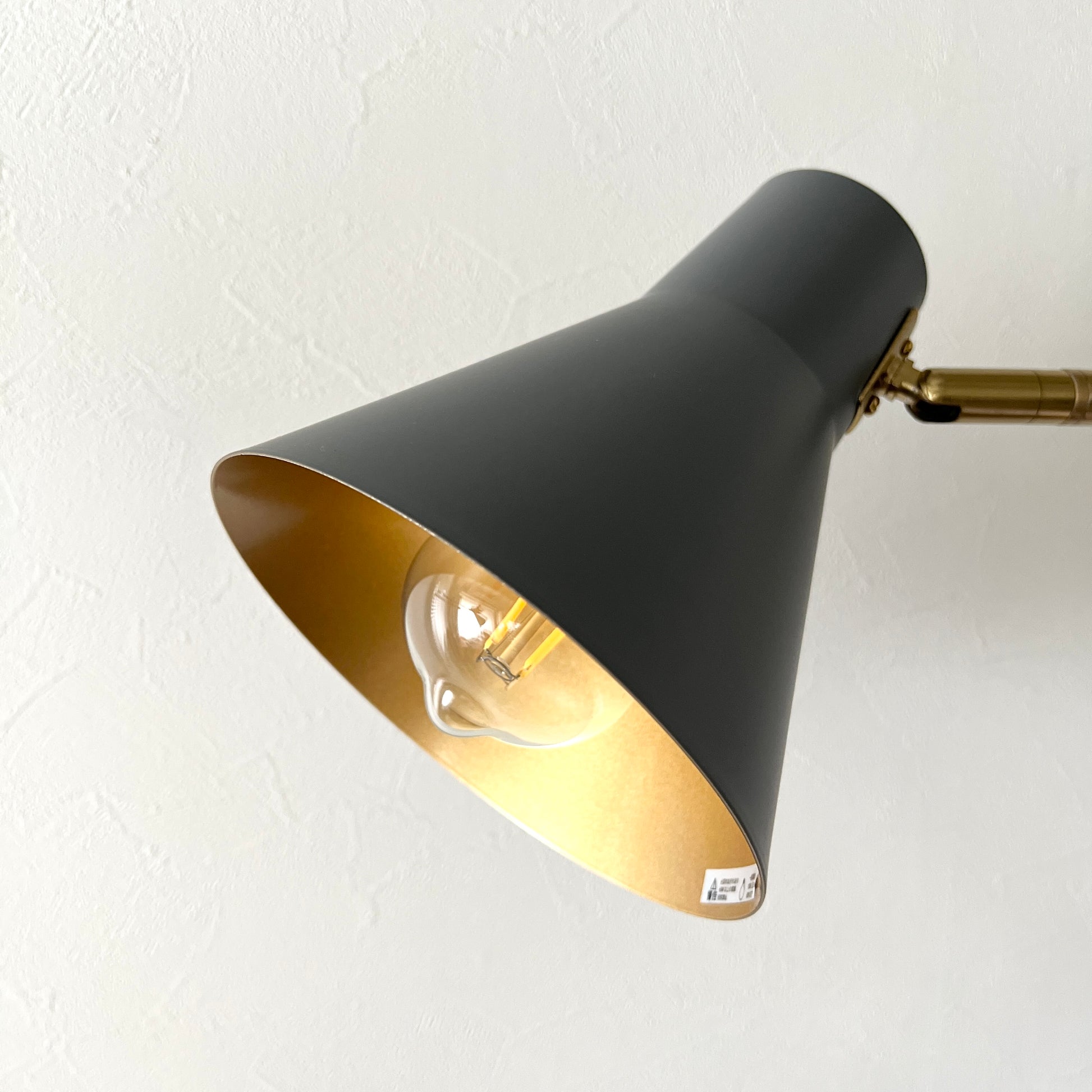 グレーのスチール製のフロアライト