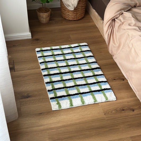 ブラックとグリーンとブルーの3色が入ったチェック柄のミニラグ