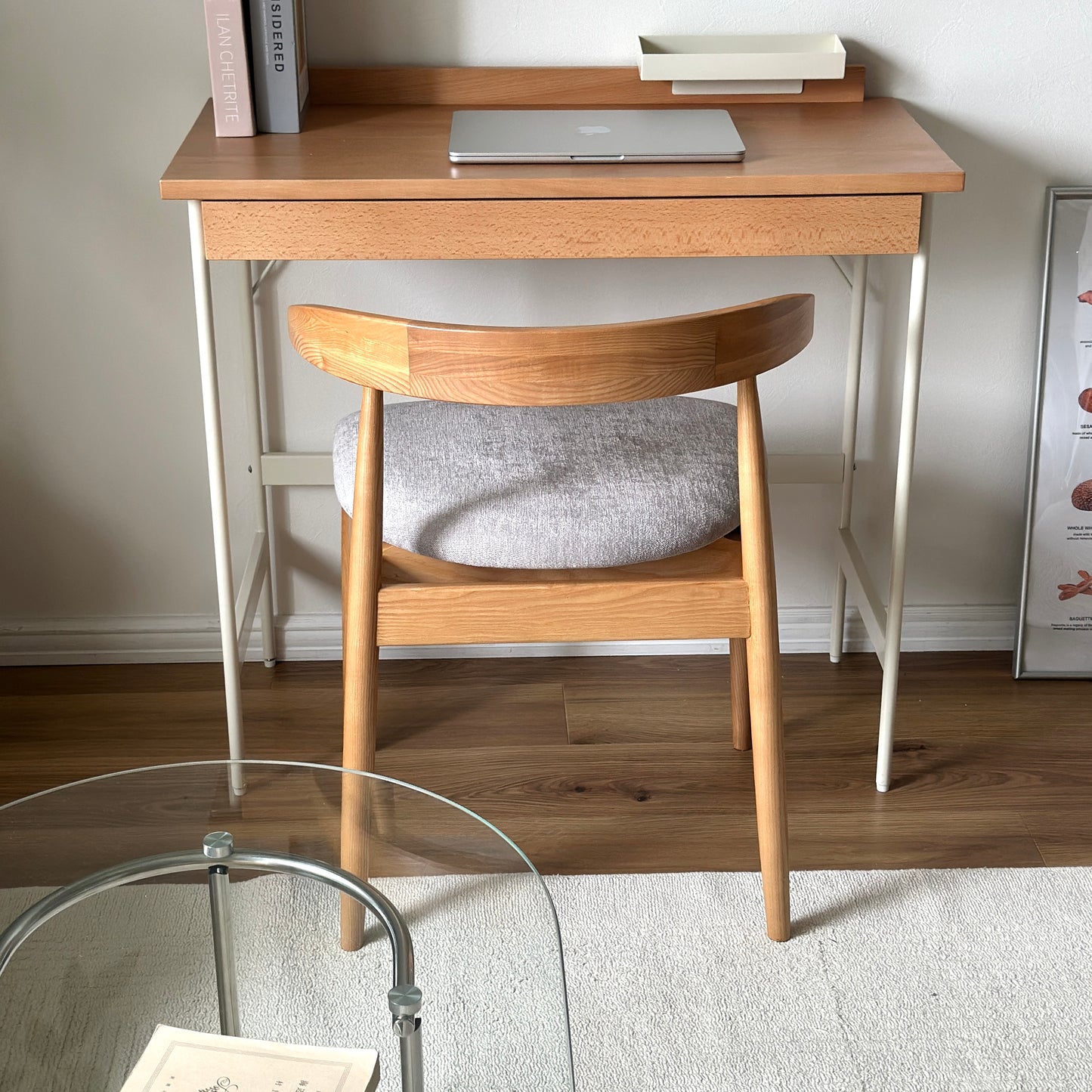 Light wood desk with white metal legs and matching wooden マーシュダイニングチェア with gray upholstered seat