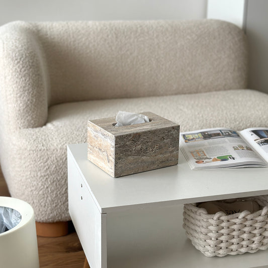 マーブル模様が特徴的な天然石からできた四角いティッシュケースがテーブルの上に置かれている