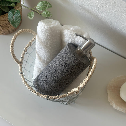 天然石でできたソープボトルとタオルがワイヤーボックスの中に入ってある