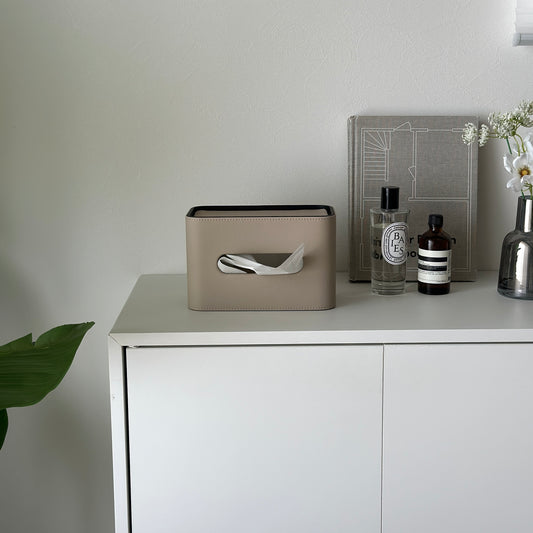 グレージュ色のレザー調の見た目が特徴のティッシュケースが棚の上に置かれている