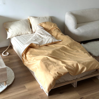 黄色のベッドカバーが掛かったベッドのある部屋