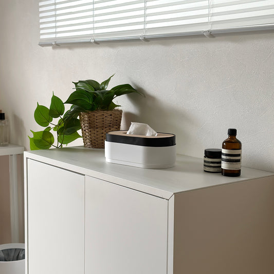 中身の残量によって本体のサイズ感が変わるホワイトベースのティッシュケースが棚の上に乗せられている