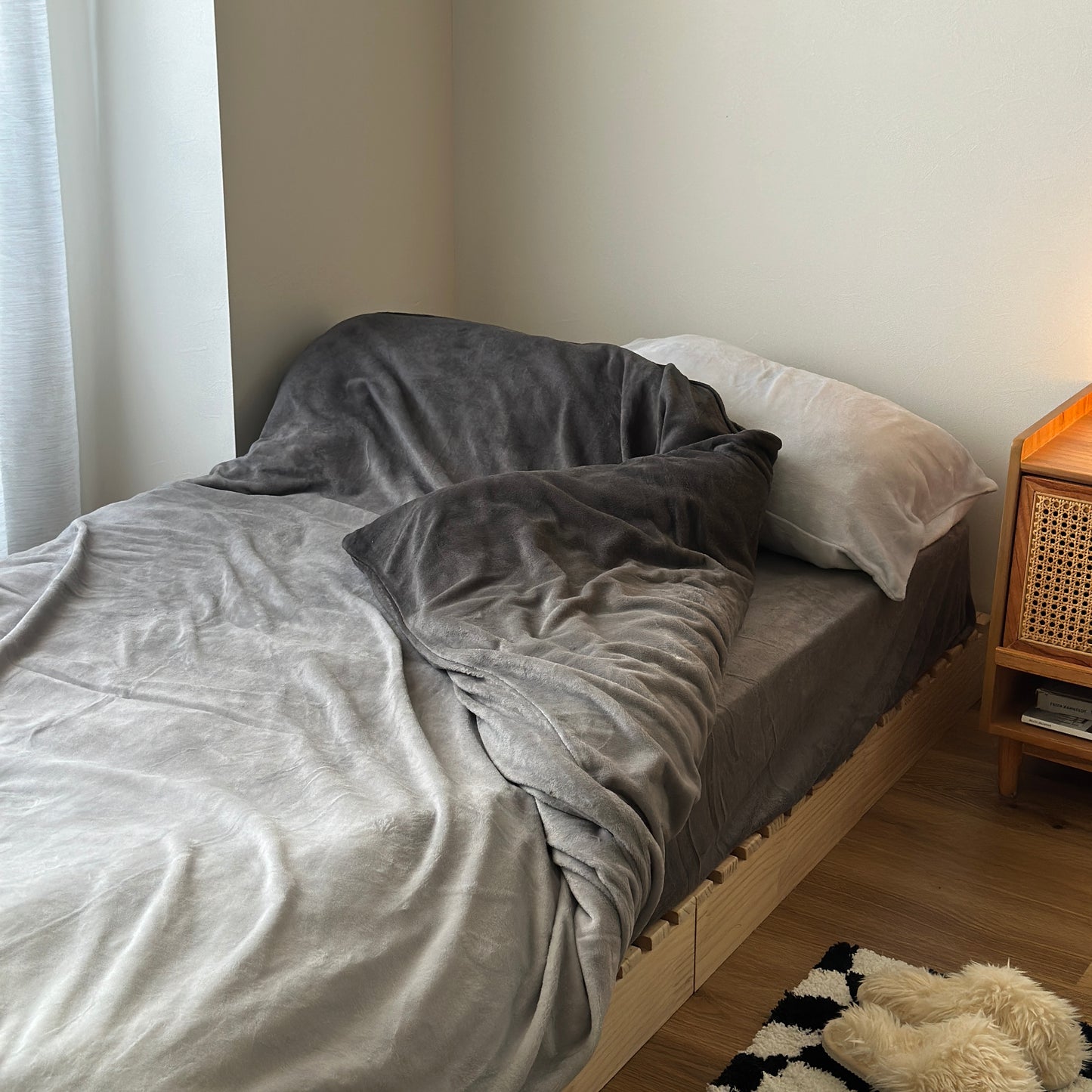 落ち着いたグラデーションのグレーのベッドカバー