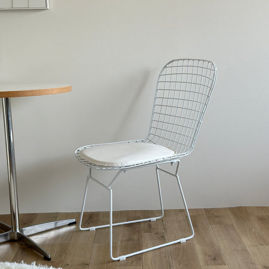 アイアン製の白のメッシュの椅子