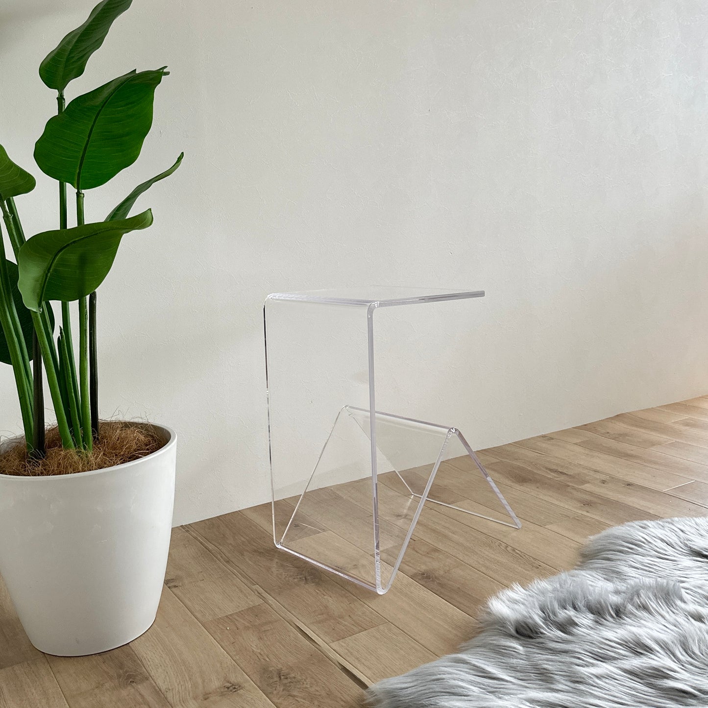 ユニークな形の透明なサイドテーブル