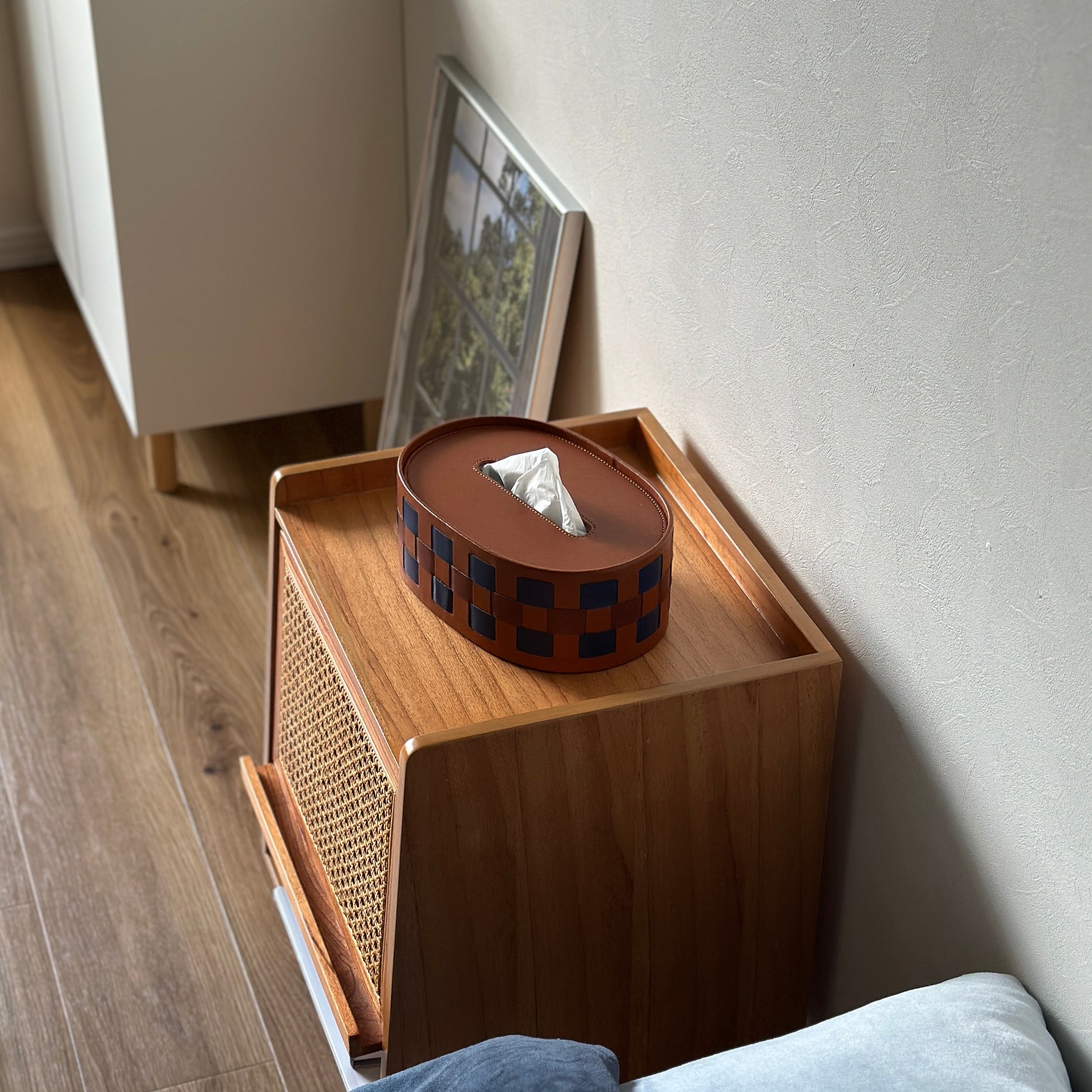 ブルーとブラウンの編み込みデザインのオーバル型のティッシュケース