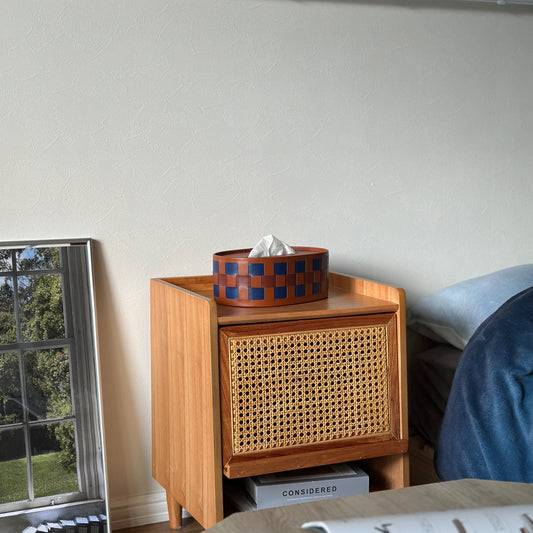 ブルーとブラウンの編み込みデザインのオーバル型のティッシュケース