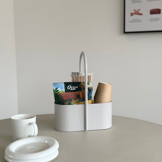 取手のついた白色のコンテナに食料品が入ってある様子