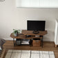 スライドして使えるブラウンのテレビボードが部屋に置かれている様子