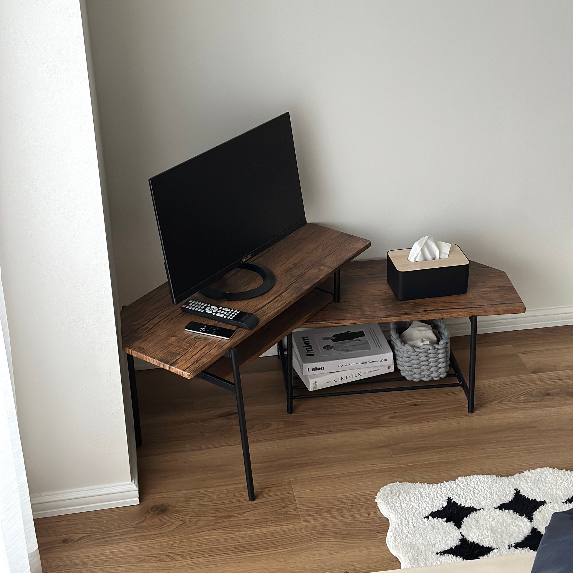 スライドして使えるブラウンのテレビボードが部屋に置かれている様子