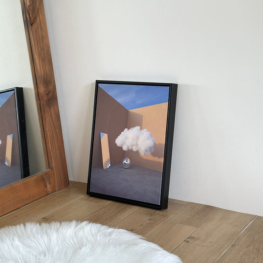 雲の絵が描かれたアートが鏡の前に置かれている