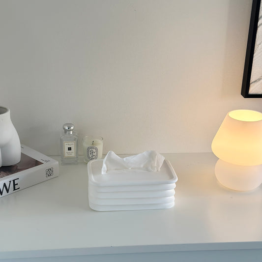 伸縮性のあるシリコンのティッシュケースにティッシュをセットした様子