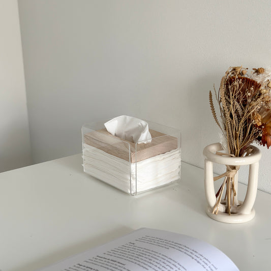 透明なティッシュケースにティッシュがセットされた様子