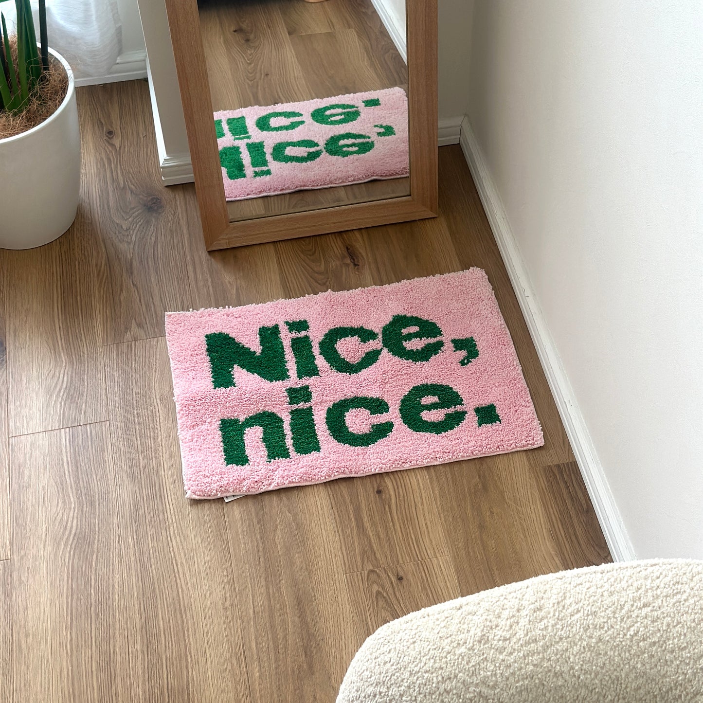 Nice,nice.のレタリングがされているピンクのミニラグを全身鏡の前に敷いている様子