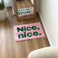Nice,nice.のレタリングがされているピンクのミニラグを全身鏡の前に敷いている様子