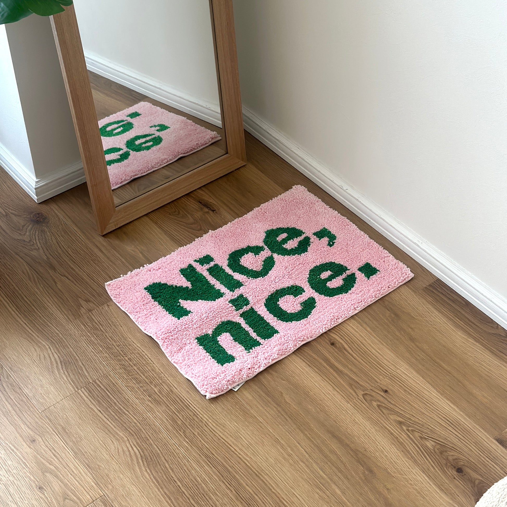 Nice,nice.のレタリングがされているピンクのミニラグを全身鏡の前に敷いている様子
