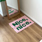 Nice,nice.のレタリングがされているピンクのミニラグを全身鏡の前に敷いている様子
