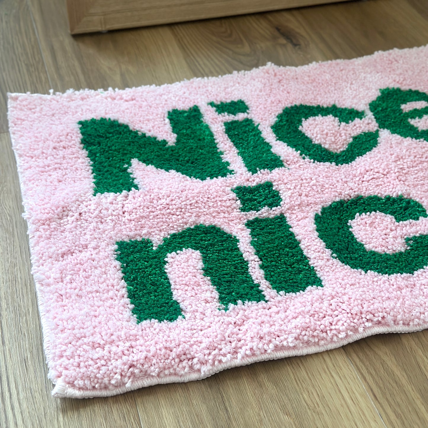 Nice,nice.のレタリングがされているピンクのミニラグ