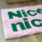 Nice,nice.のレタリングがされているピンクのミニラグ