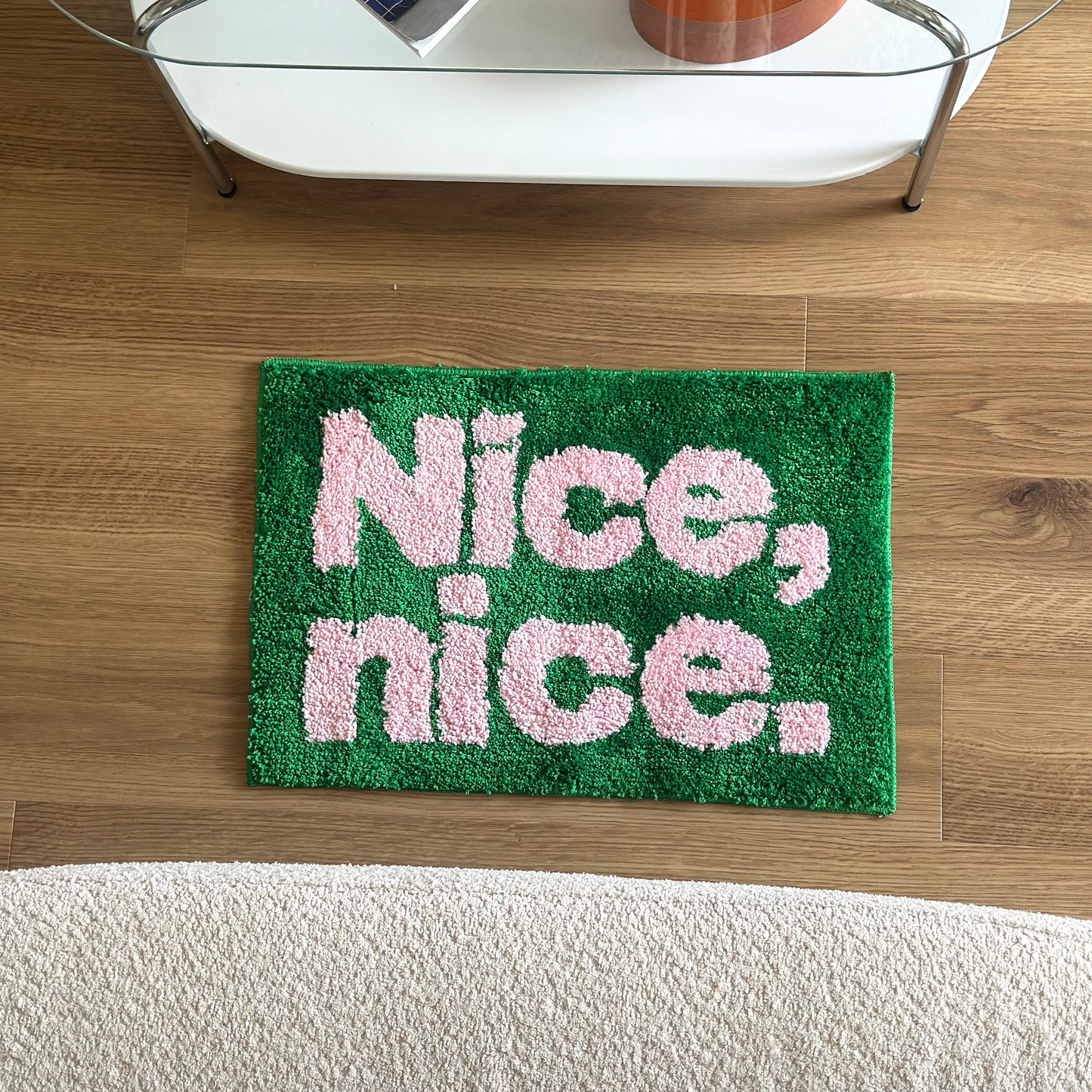 Nice,nice.のレタリングがされているグリーンのミニラグ