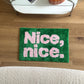 Nice,nice.のレタリングがされているグリーンのミニラグ